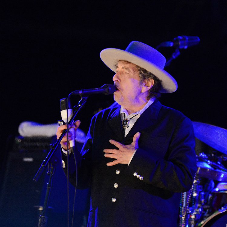 Bob Dylan requests armed guards during songs on album tour after Paris