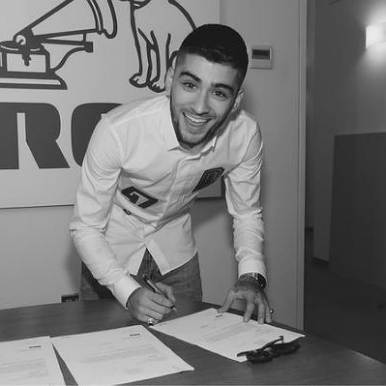 One Direction Zayn Malik signs with RCA, tweets about real music