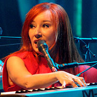 Tori Amos Opens 'Sinful Attraction Tour' In Manchester