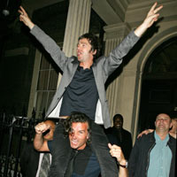Drunk Noel Gallagher Leaves U2 After Party On Friend's Shoulders - PHOTOS