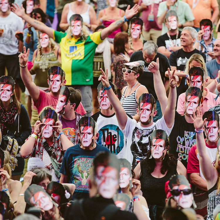 Isle Of Wight festival pay tribute to David Bowie with masks - photos