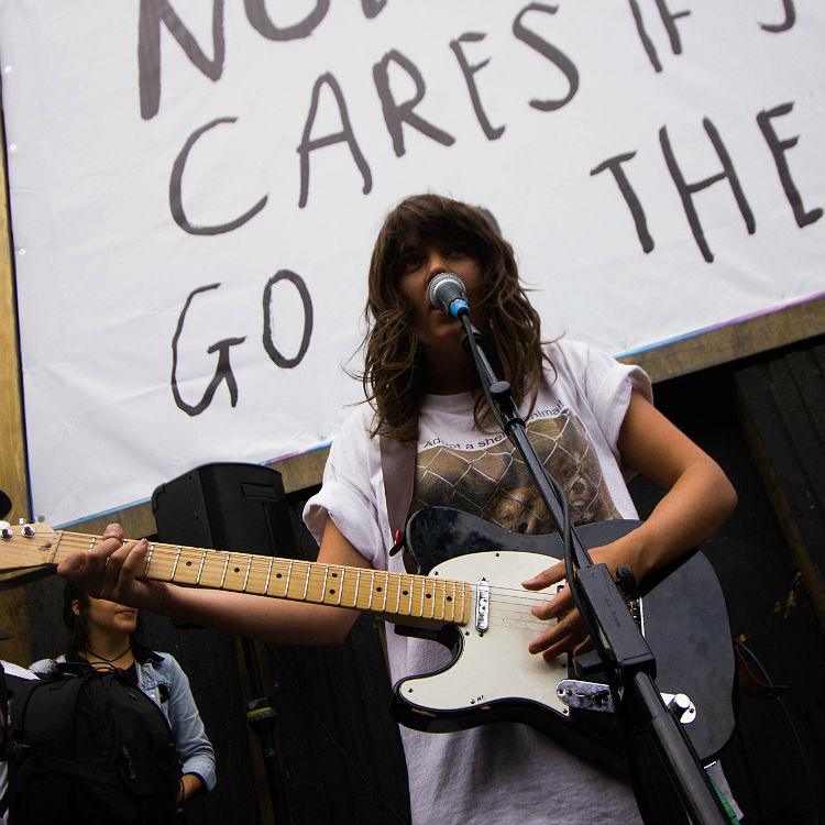 Courtney Barnett plays surprise busking gig in Camden, London