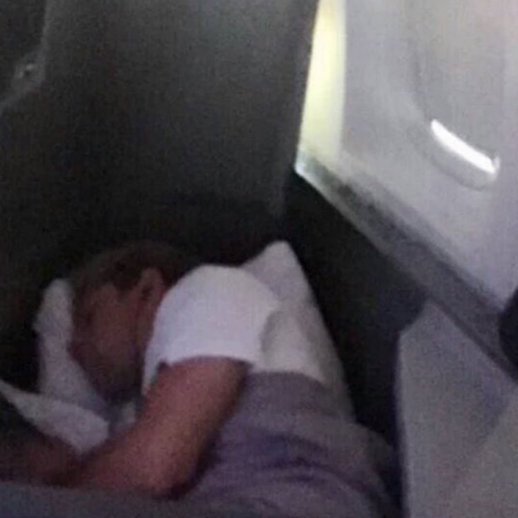 Niall Horan sleeping photo on aeroplane, complains on Twitter