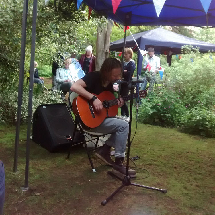 Thom Yorke performs acoustic set at neighbour's garden party, Oxford