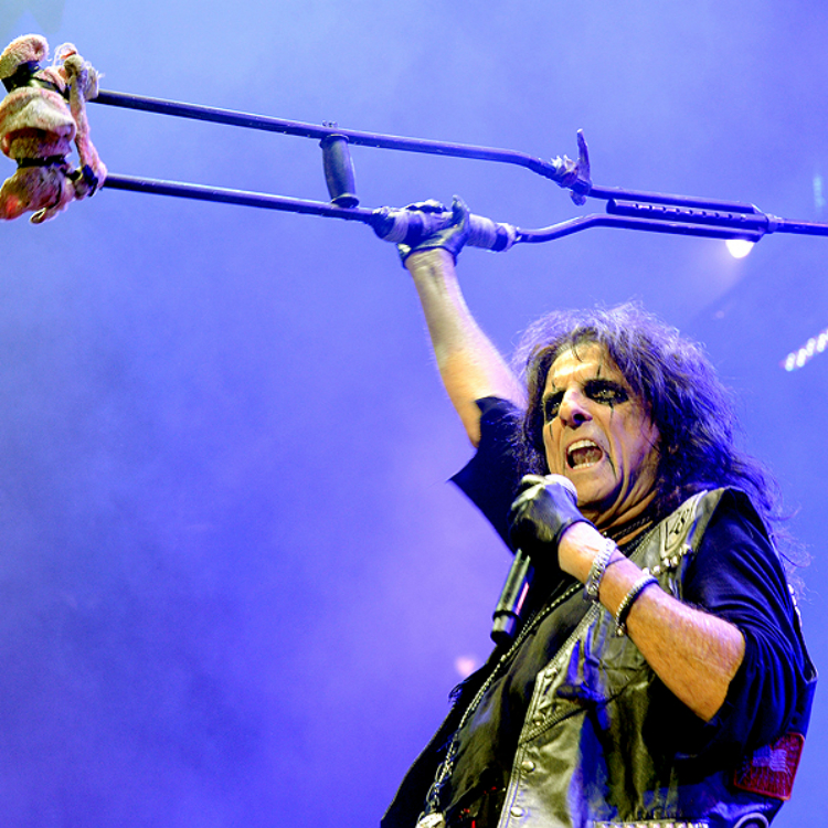Alice Cooper supports Motley Crue at Manchester Arena - photos