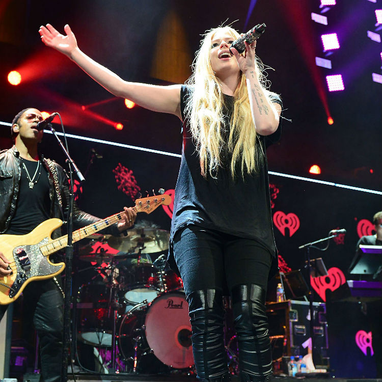 Avril Lavigne health issues surface on Twitter 