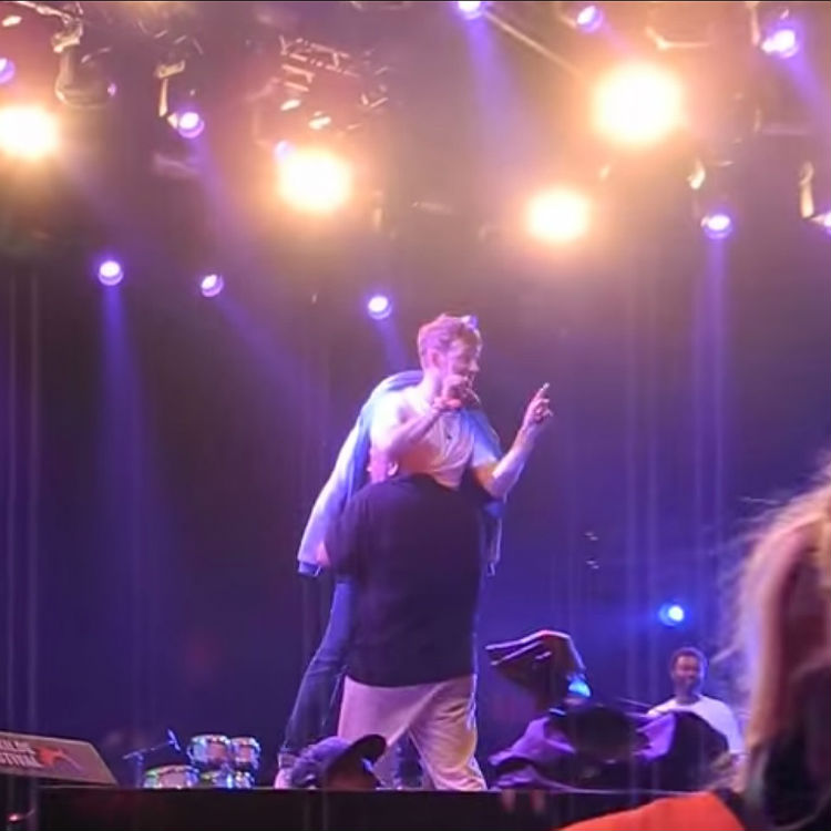 Damon Albarn carried off stage at Roskilde Festival, refused to end se