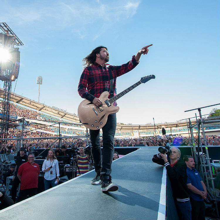 Dave Grohl talks about Westboro Baptist Church at Foo Fighters gig