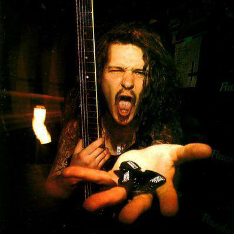 Pantera guitarist Dimebag Darrell vandal apologises 