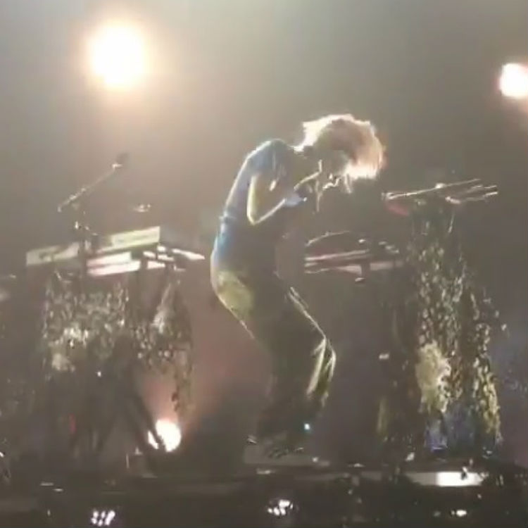 Grimes electrocuted onstage in Dublin video, Latitude tickets