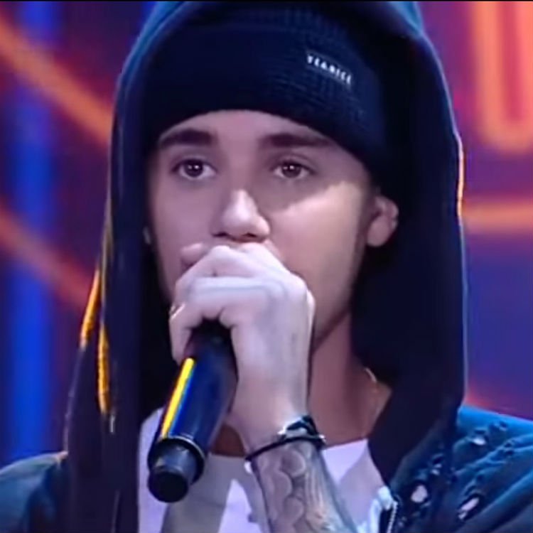 Justin Bieber stops gig on Spanish TV to tell fans how to clap