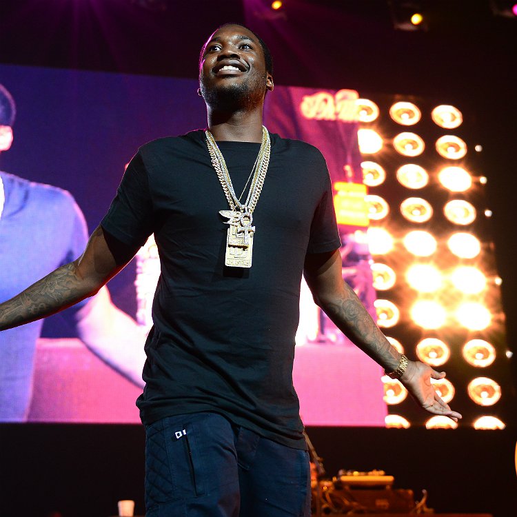 Meek Mill reacts angrily to fan holding Drake sign after feud