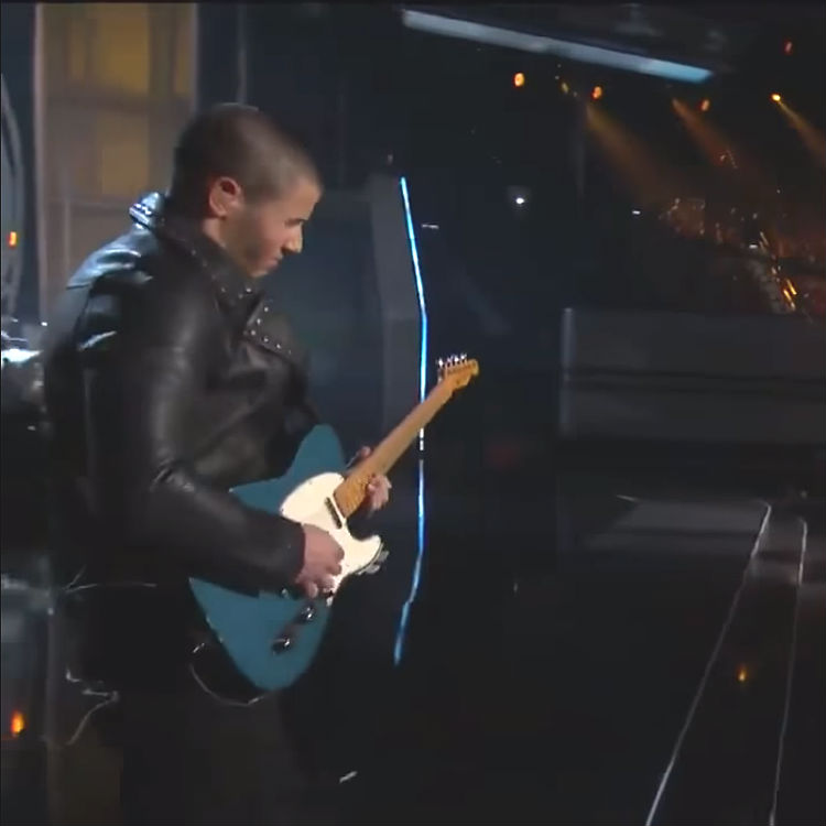 Nick Jonas bad guitar solo with Kelsea Ballerini at ACM Awards