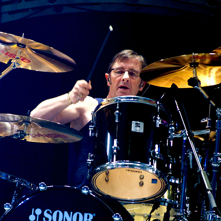 AC/DC drummer Phil Rudd wants to be back in the band