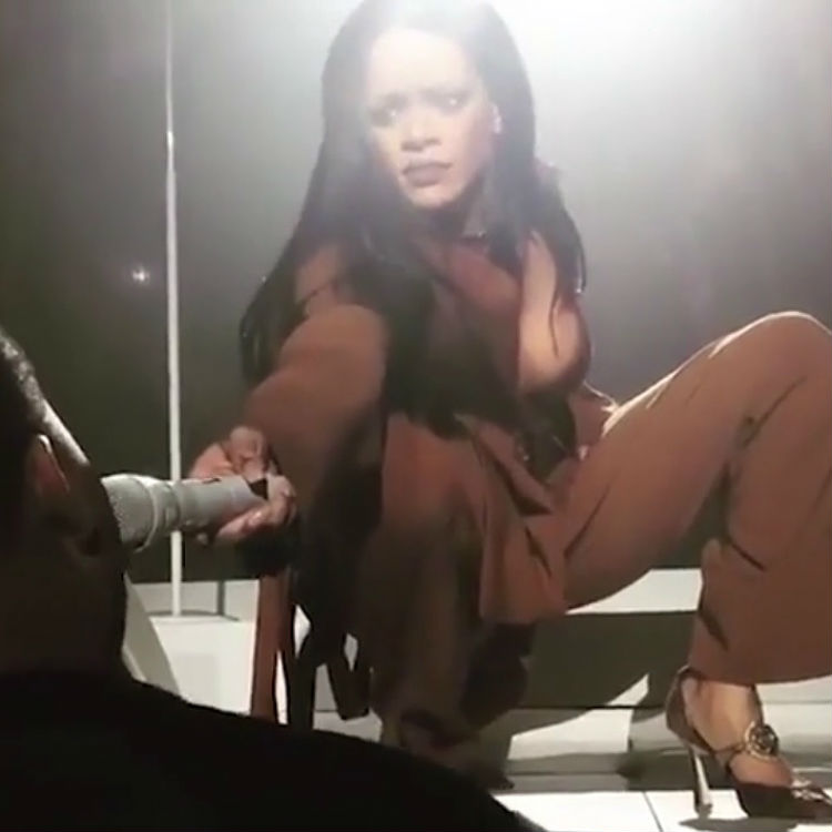 Rihanna offers microphone to fan video during FourFiveSeconds