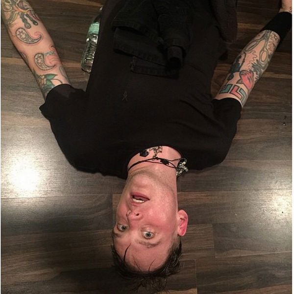 Matt Skiba replaces Tom DeLonge live with Blink 182 - video