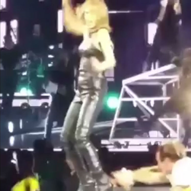 Taylor Swift grabbed on stage by male fan, 1989 world tour