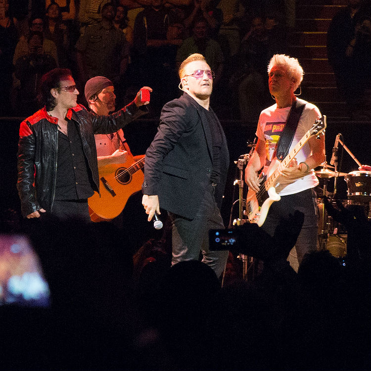 Bono impersonator appears on stage with U2 in LA