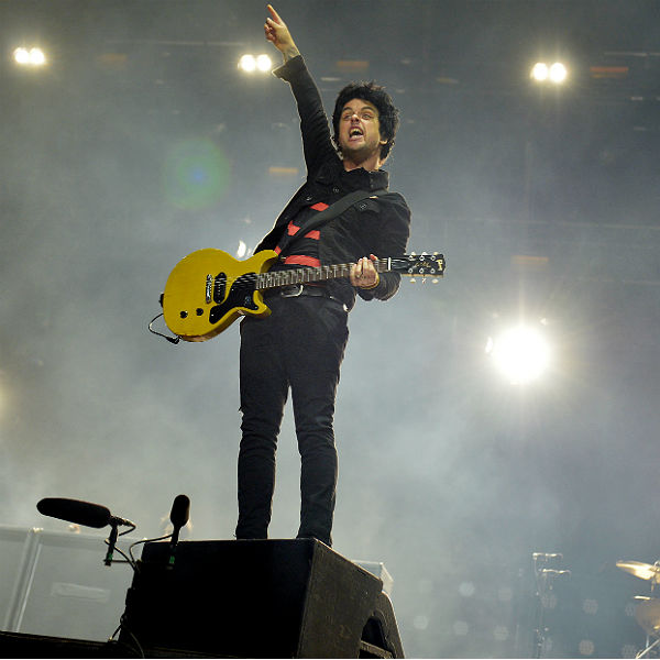 Billie Joe Armstrong, Brody Dalle perform with Joan Jett