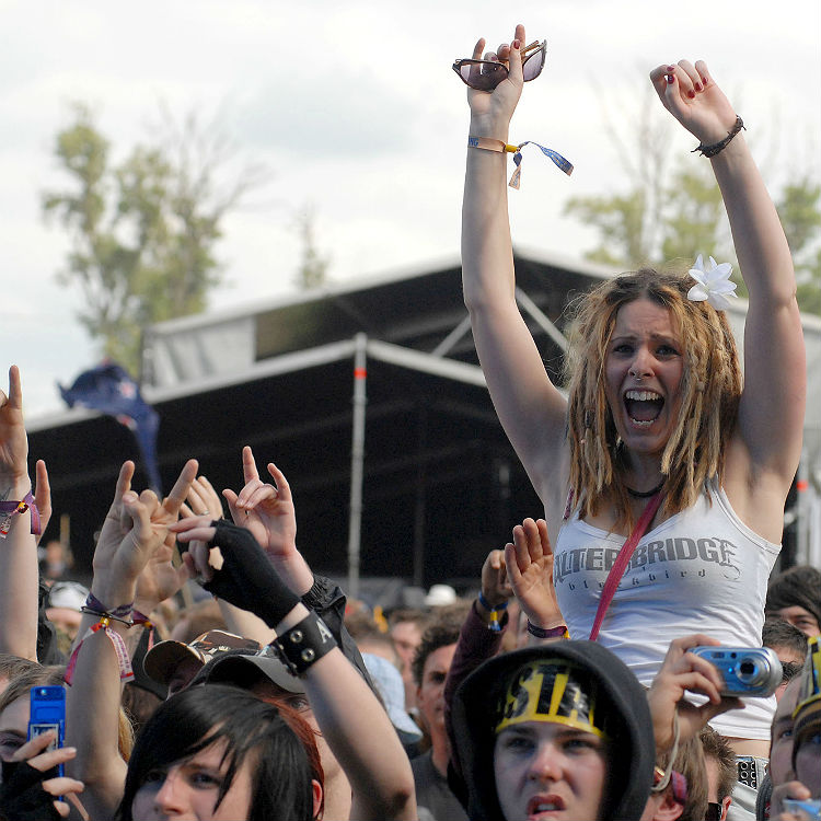 Stop your phone getting stolen at gigs and festivals with Bungee rope