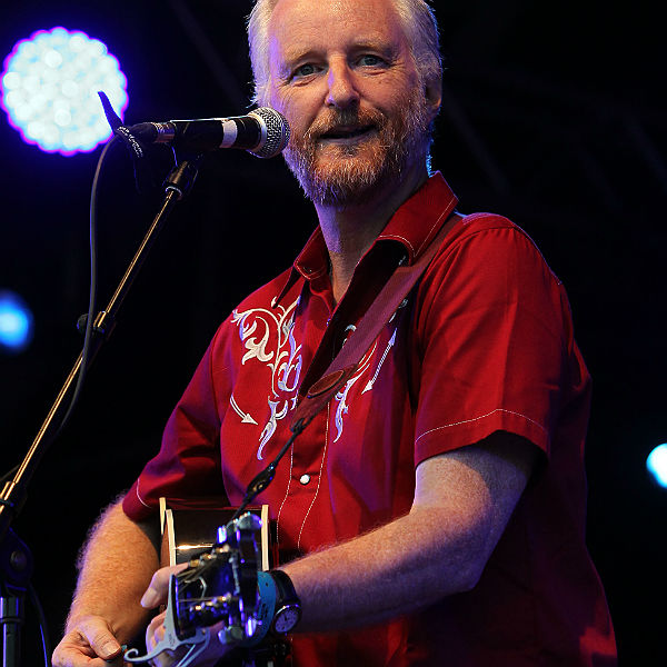 Billy Bragg campaign overturns ban on steel-stringed guitars in prisons