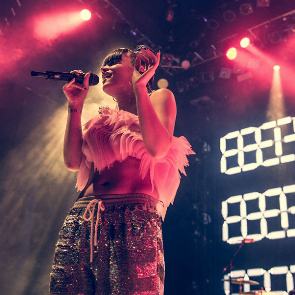 Sweatpants and stilettos: Lily Allen performs huge London comeback gig