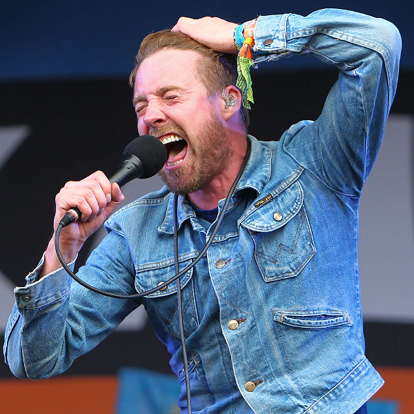 Kaiser Chiefs stick two fingers up to the rain with 11am Glastonbury set