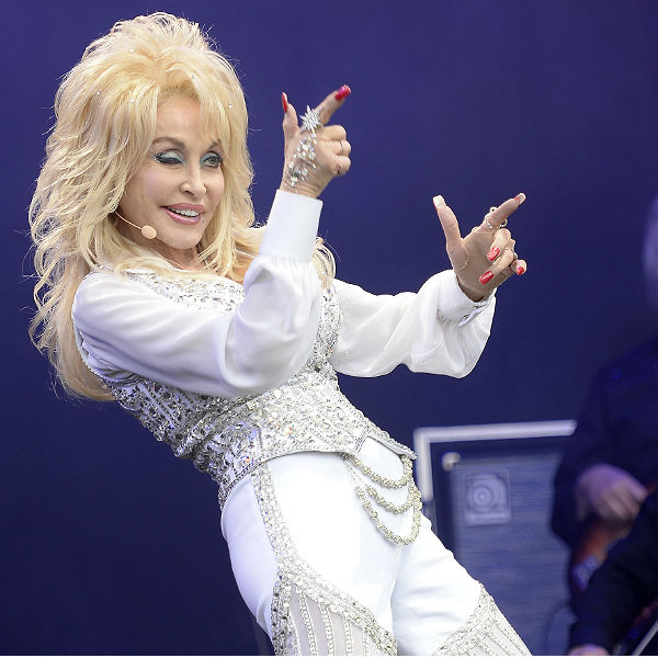 Dolly Parton offers to adopt lost dog found at Glastonbury