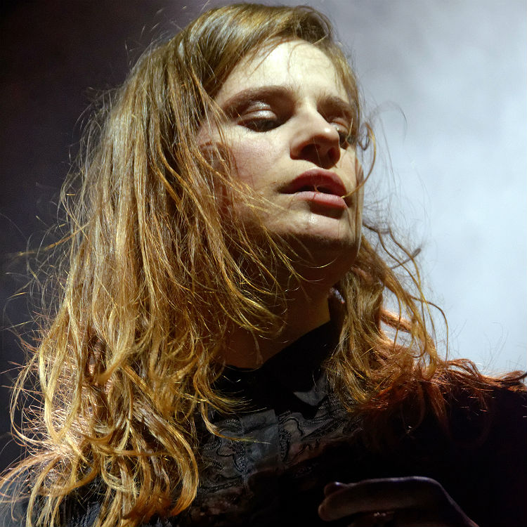 Christine & The Queens covers Michael Jackson's Who Is It before tour