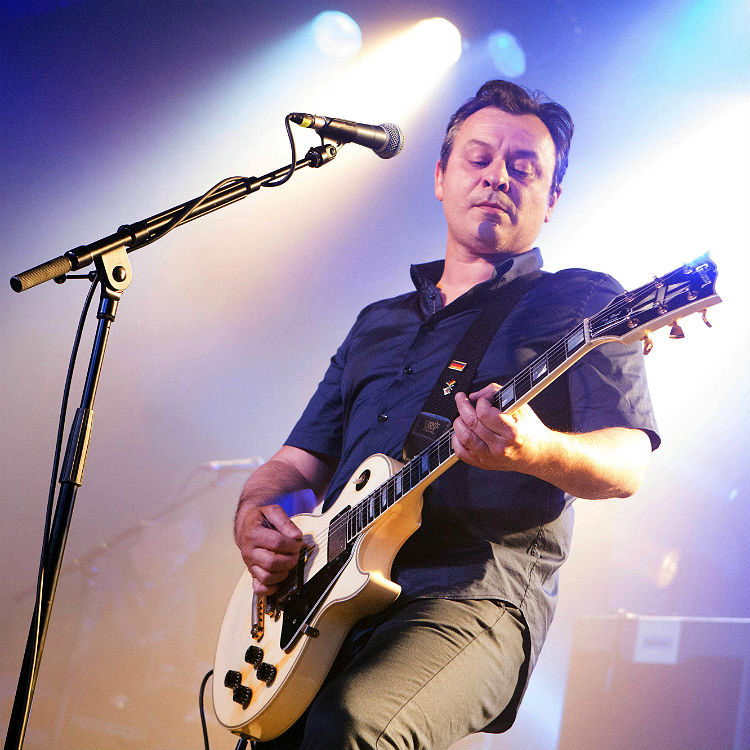Manic Street Preachers duet with Anchoress on Little Baby Nothing Eden