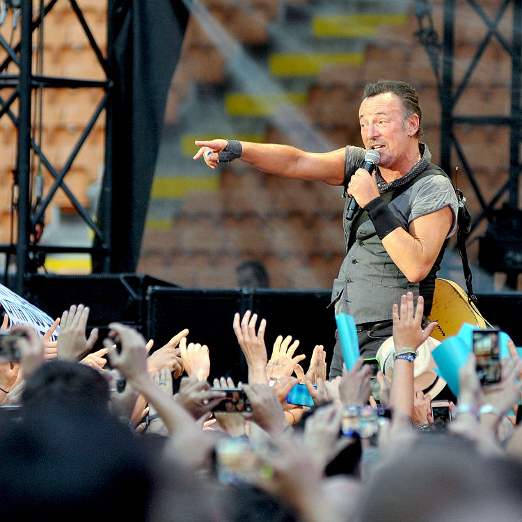 Bruce Springsteen tour in Paris hit by powercut - he dances in crowd