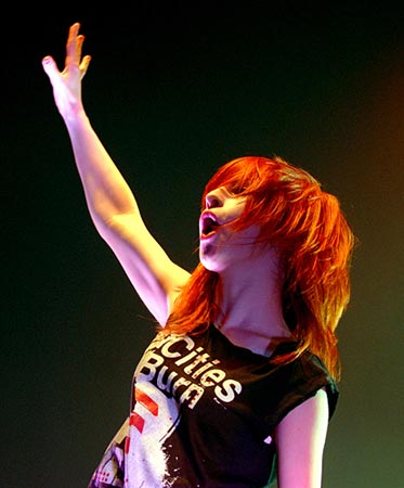 http://static.gigwise.com/gallery/2497033_Paramore-04_11.jpg