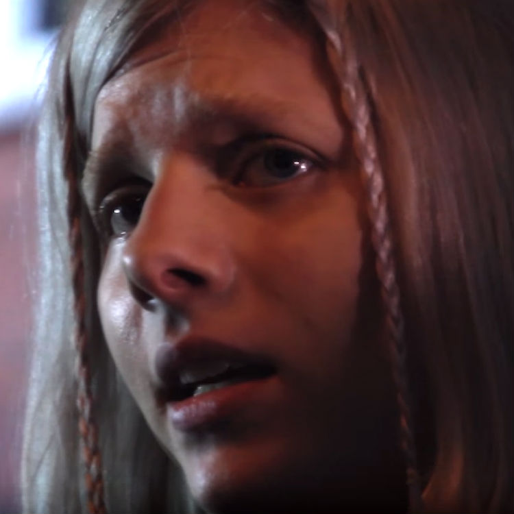 Gigwise session: Aurora covers David Bowie's 'Life On Mars'