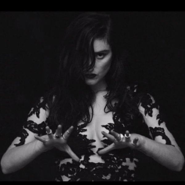 Watch: Banks releases video for new single 'Begging For Thread'