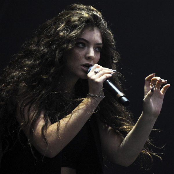 Lorde, Taylor Swift, Sam Smith + more perform at the AMAs