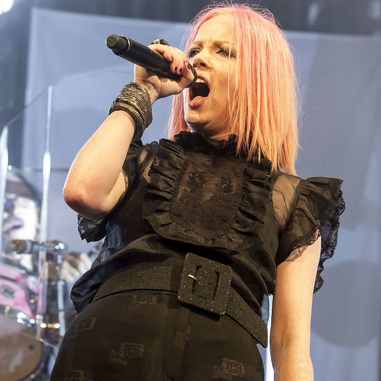 Shirley Manson falls off stage as Garbage kick off world tour