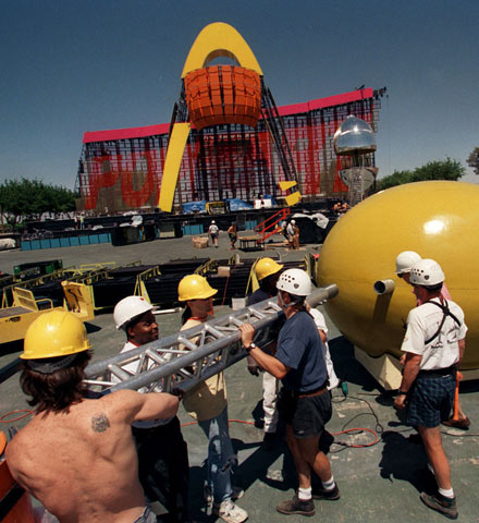 u2 popmart stage