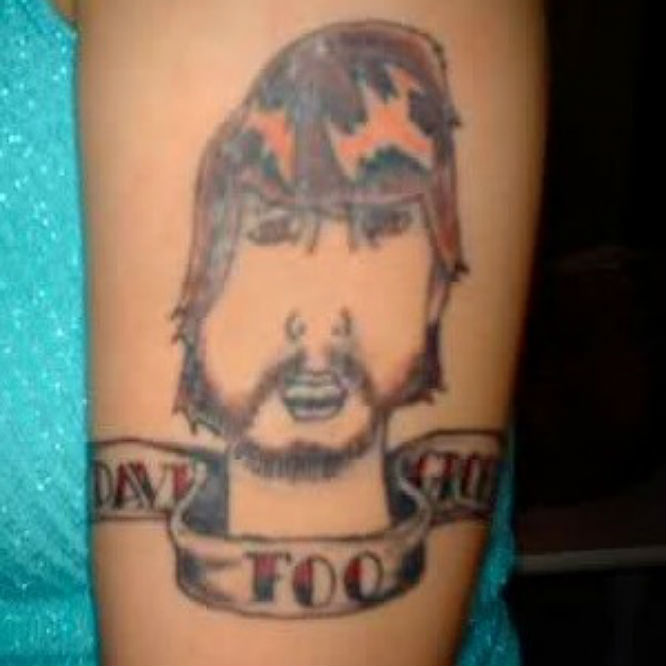 تويتر  Cervena Fox على تويتر A very swollen arm but heres me fixing up  my friend Trevors Foo Fighters tattoo and adding a little more to his logo   Lipstick red